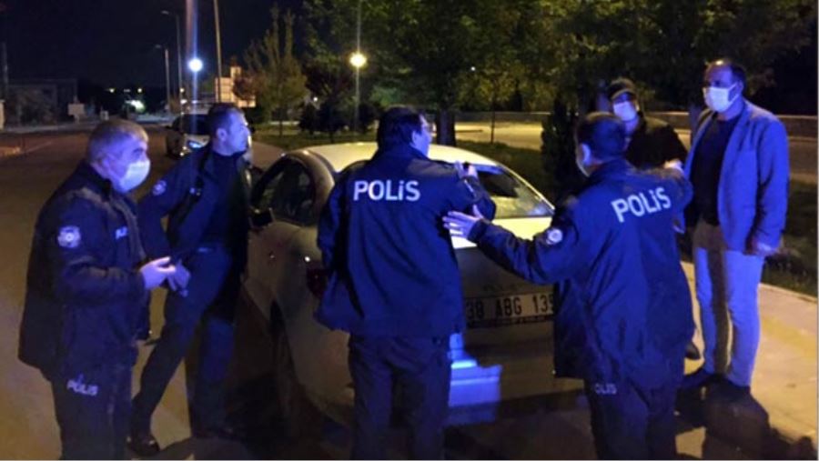 YORGUN MERMİ, TRAFİK IŞIĞINDA BEKLEYEN OTOMOBİLE İSABET ETTİ