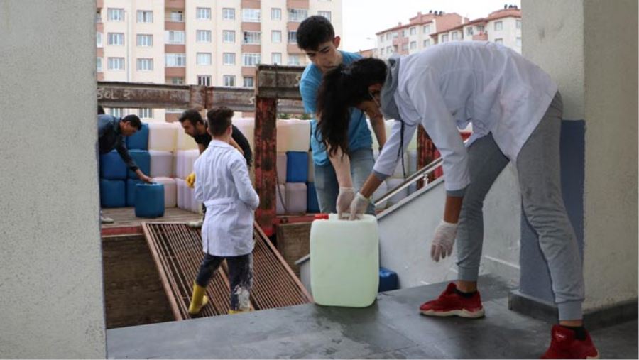 20 YAŞ ALTININ SOKAĞA ÇIKMA YASAĞI BU OKULU VURDU