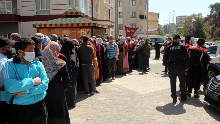 İAŞE DAĞITIMINDA SOSYAL MESAFE DİNLEMEDİLER