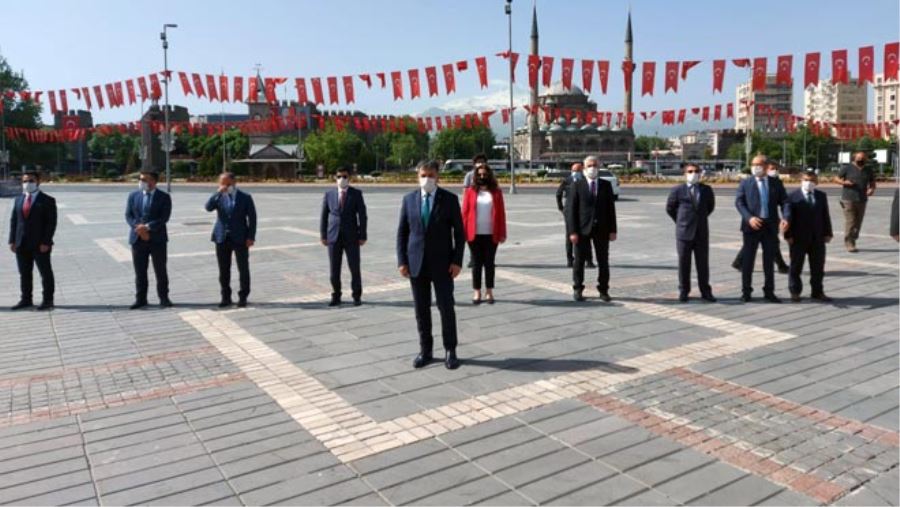 KAYSERİ’DE 19 MAYIS KUTLAMALARI KAPSAMINDA ATATÜRK ANITINA ÇELENK BIRAKILDI