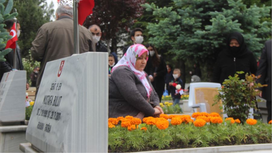 KAYSERİ’DE BAYRAMDA ŞEHİTLER UNUTULMADI   