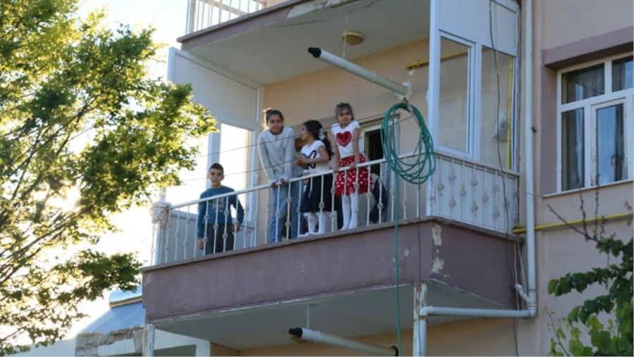 DEVELİ’DE RAMAZAN BAYRAMINDA BALKONLARDA BAYRAM COŞKUSU