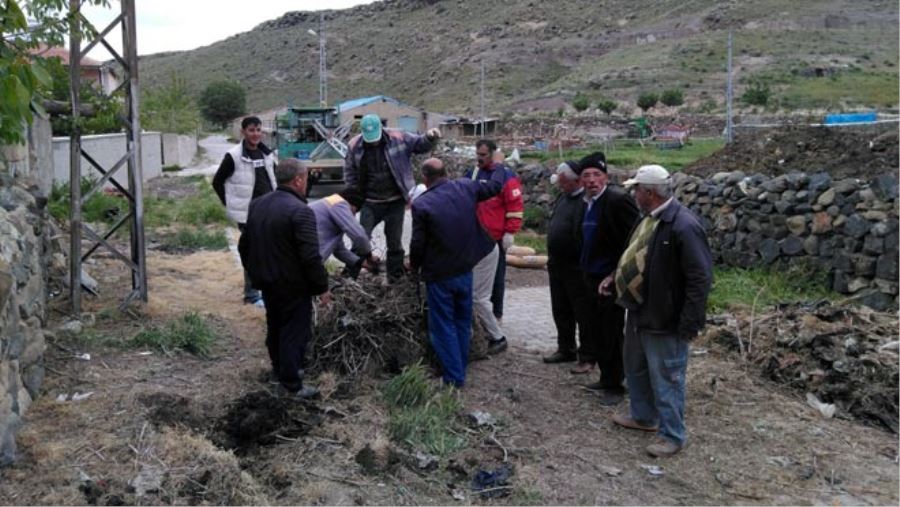 YUVASI YIKILAN LEYLEKLERE MAHALLELİ YENİ YUVA KURDU