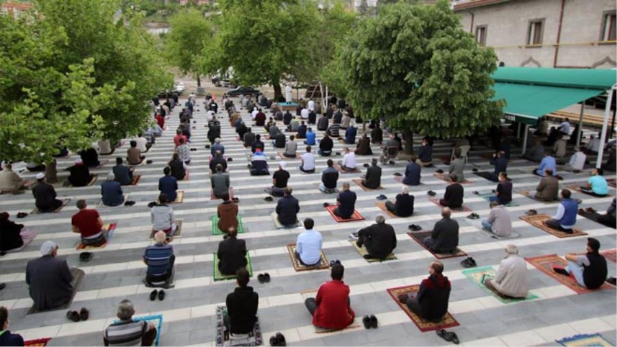 HACILAR’DA SOSYAL MESAFELİ İLK CUMA NAMAZI COŞKUYLA KILINDI