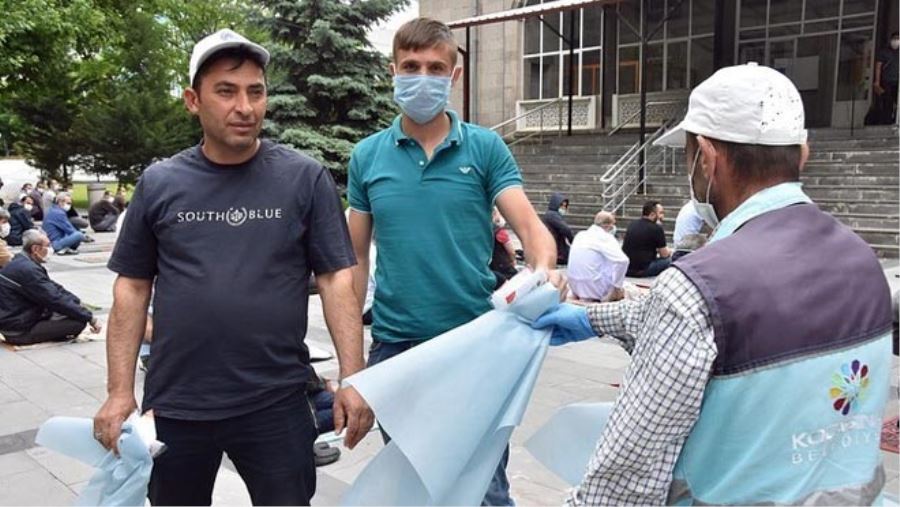 KOCASİNAN BELEDİYESİ CUMA NAMAZI ÖNCESİ MASKE VE SECCADE DAĞITTI