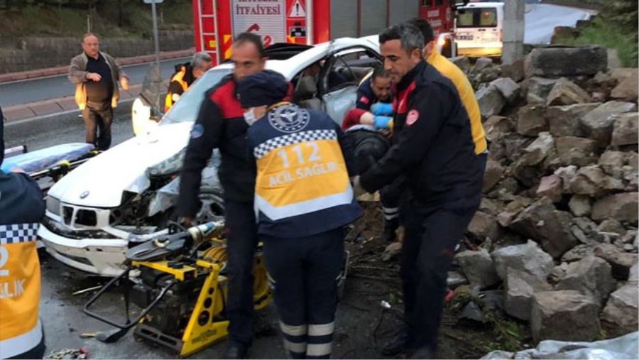 İSTİNAT DUVARINA ÇARPAN ARAÇ HURDAYA DÖNDÜ