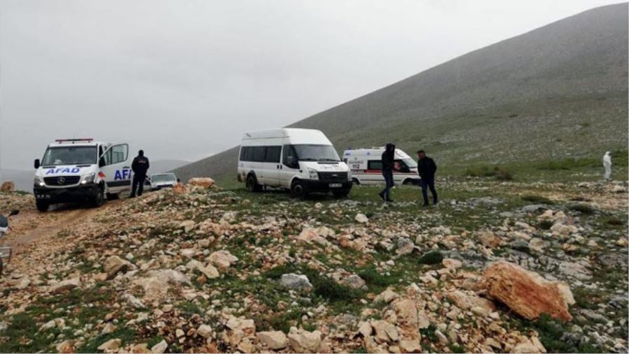 MANTAR TOPLARKEN KAYALIKLARDAN DÜŞTÜ