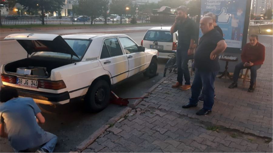 OTOMOBİLİN MOTOR KISMINA KEDİ SIKIŞTI