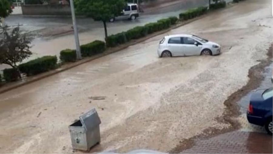 SEL ARAÇ TEKERLERİNİ VE KASALARI SÜRÜKLEDİ, TARIM ARAZİLERİNE ZARAR VERDİ