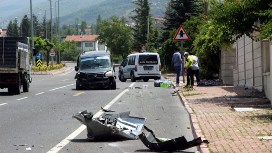 ÇÖP KONTEYNIRINA ÇARPAN ARAÇ METRELERCE SÜRÜKLENDİ