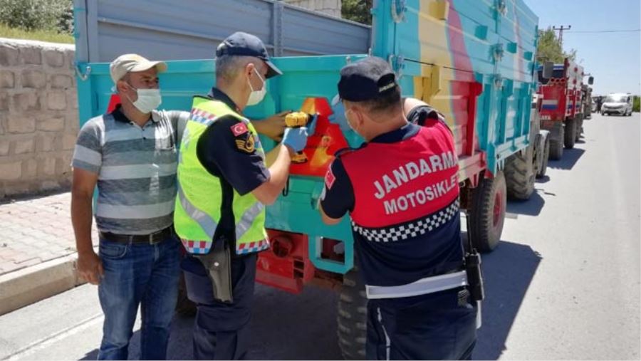 JANDARMA TRAKTÖR KAZALARINI ÖNLEMEK İÇİN 500 REFLEKTÖR DAĞITTI