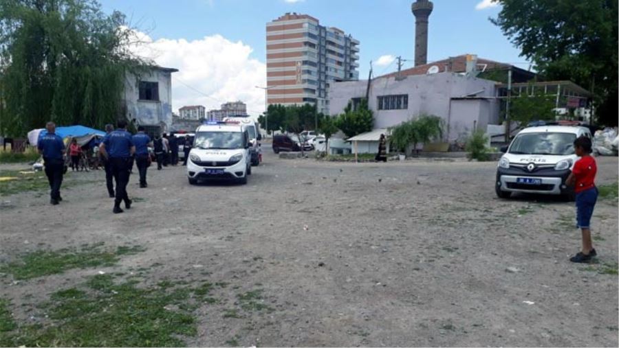 ÇOCUK YÜZÜNDEN ÇIKAN KAVGADA AİLELER BİRBİRİNE GİRDİ