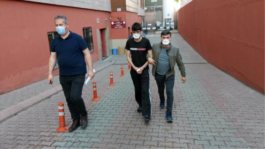 KARDEŞLERİNİ UYURKEN BIÇAKLADI