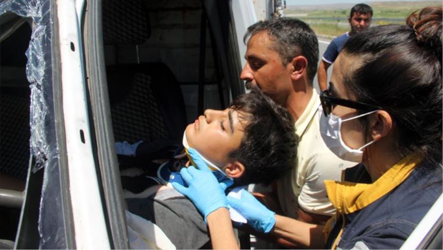 KAMYONET, HAFRİYAT TAŞIYAN KAMYONETE ÇARPTI