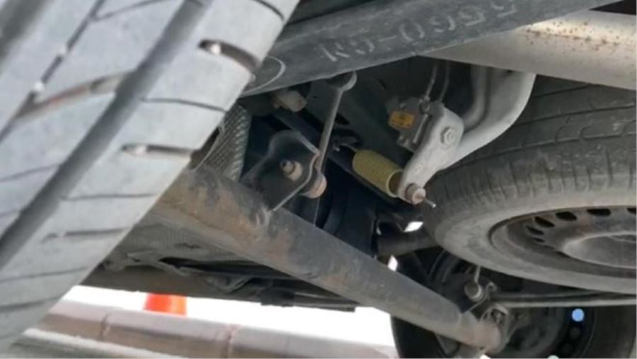 ARACIN ALTINA GİREN KEDİ 