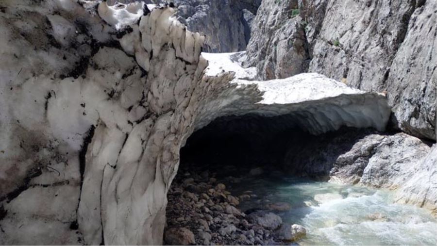 KAR TÜNELLERİ GÖRENLERİ HAYRETLER İÇİNDE BIRAKIYOR