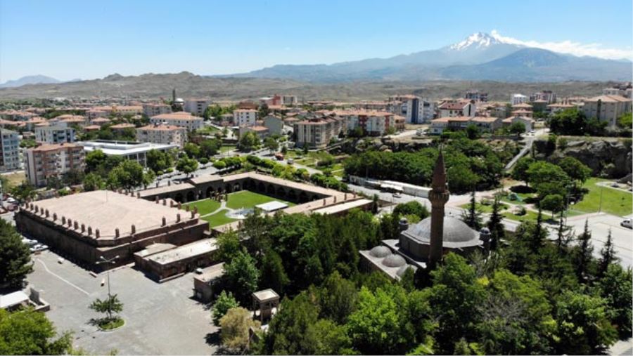 16 EVİN KARANTİNA ALTINA ALINDIĞI İLÇE HAVADAN GÖRÜNTÜLENDİ