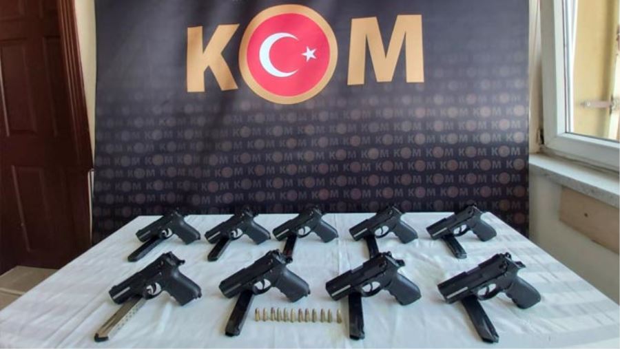 POLİS, KENTE RUHSATSIZ SİLAH GETİREREK TİCARETİNİ YAPAN ŞAHISLARI KISKIVRAK YAKALADI