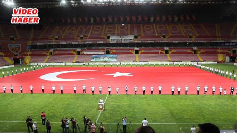 KADİR HAS’TA DEV TÜRK BAYRAĞI