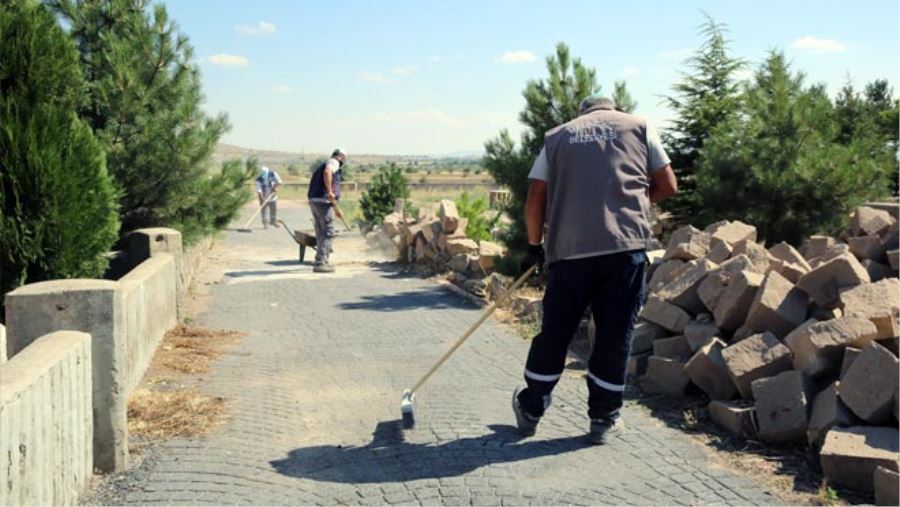 MELİKGAZİ’DE MEZARLIKLAR TEMİZLENİYOR