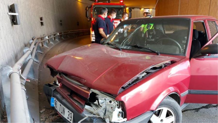 SAVRULAN ARAÇ BARİYERE ÇARPTI