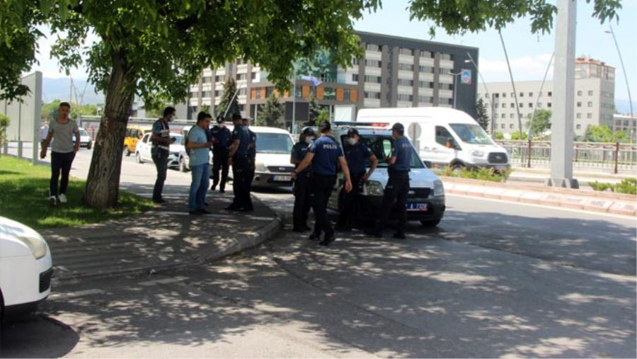 KAVGA SIRASINDA YOLDAN GEÇEN ADAM VURULDU