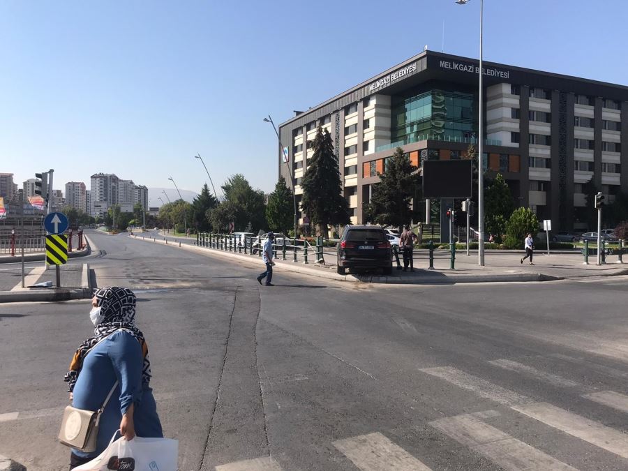 DİREKSİYON HAKİMİYETİNİ KAYBETTİ BARİYERE ÇIKTI