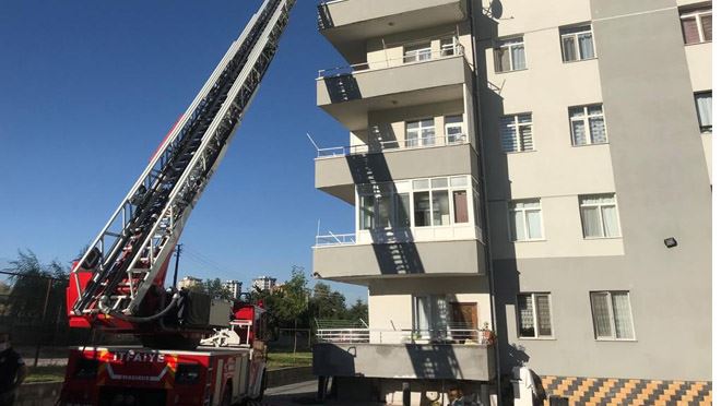 BALKONDA ÇIKAN YANGINDA DUMAN ZEHİRLEDİ