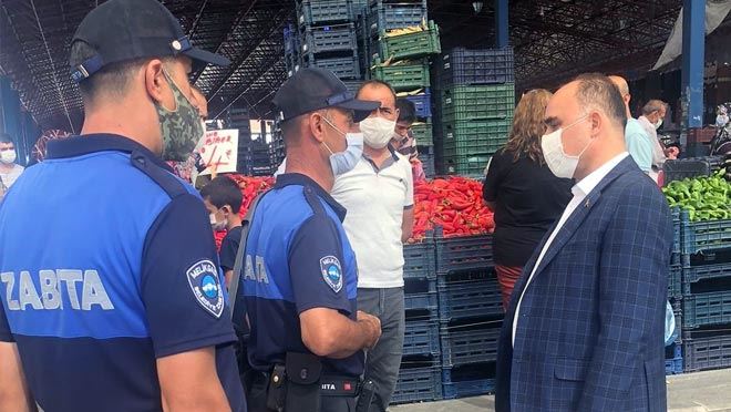 VALİ, ŞİKAYETLERİN GELDİĞİ PAZARDA MASKE DENETİMİ YAPTI