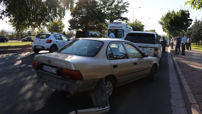 ARAÇLARA ÇARPARAK İLERLEYEN SÜRÜCÜ YARALANDI