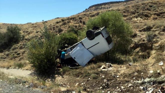 İÇİNDE 10 KİŞİNİN BULUNDUĞU MİNİBÜS ŞARAMPOLE TAKLA ATTI