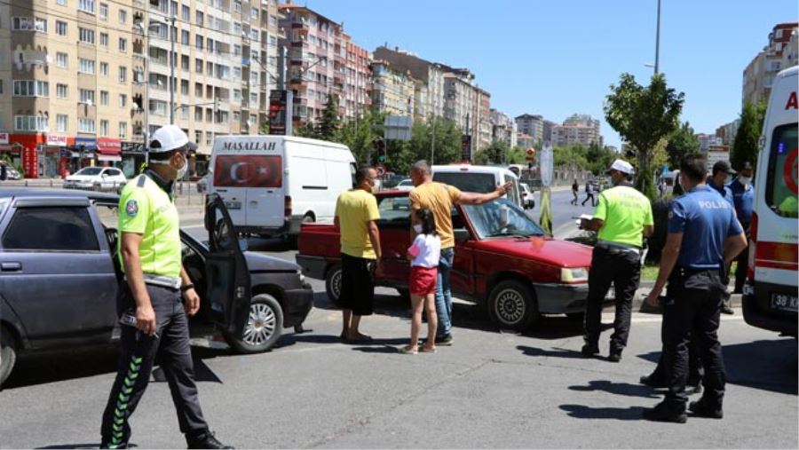 İKİ ARAÇ KAVŞAKTA ÇARPIŞTI