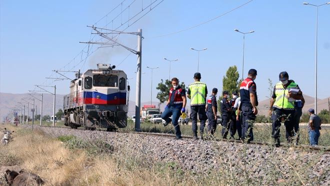 LOKOMOTİF TREN RAYLARINDA OTURAN GENÇLERE ÇARPTI: 1 ÖLÜ, 1 YARALI