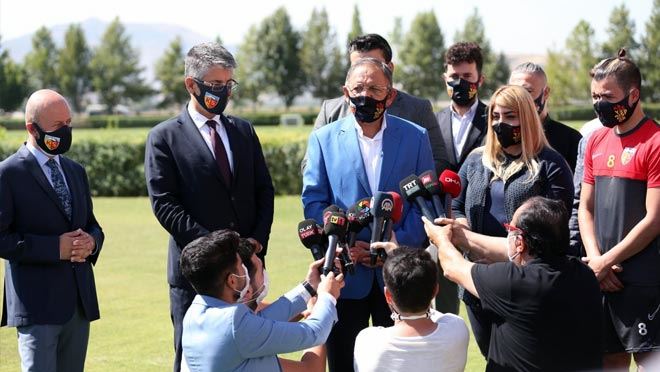 BAKAN ÖZHASEKİ, KAYSERİSPOR’A BAŞARI DİLEDİ 