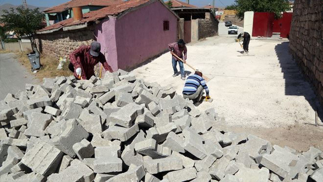 KIRSAL MAHALLELERDE PARKE SEFERBERLİĞİ DEVAM EDİYOR