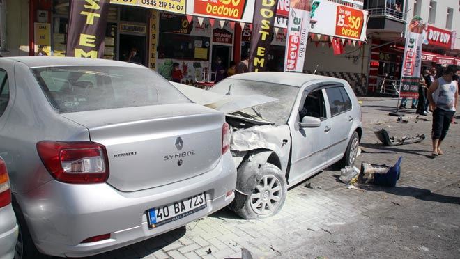 DİREKSİYON HAKİMİYETİNİ KAYBETTİ, PARK HALİNDEKİ ARAÇLARI BİÇTİ