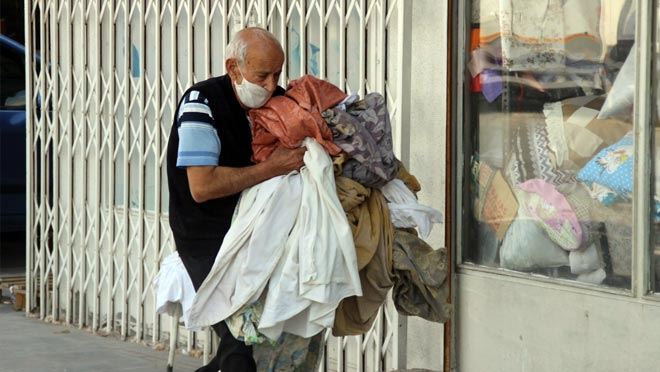 KARANTİNADA OLMASI GEREKEN YAŞLI ADAM DÜKKANINDA YORGAN DİKERKEN YAKALANDI