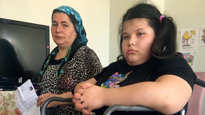 TEKRAR YÜRÜMEK İSTEYEN BELİNAY ARKADAŞLARI İLE OYNAMAK İSTİYOR