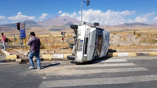 KAMYONLA MİNİBÜS ÇARPIŞTI