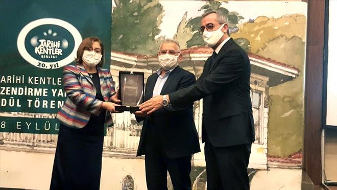 BAŞKAN BÜYÜKKILIÇ İSTANBUL’DAN ÖDÜLLE DÖNDÜ