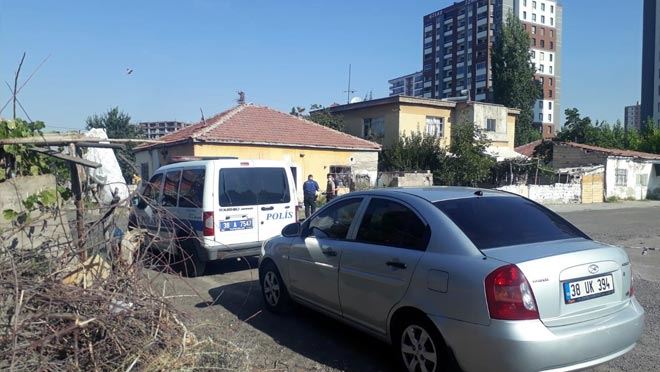 YARDIM İSTEDİĞİ EVİN BAHÇESİNDE ÖLDÜ