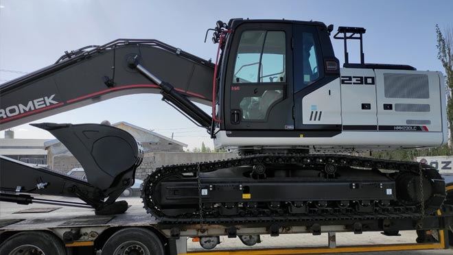 PINARBAŞI BELEDİYESİ’NE HİBE EKSKAVATÖR