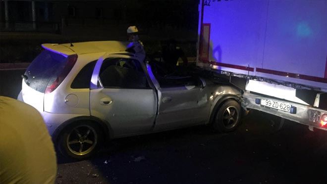 TIRIN ALTINA GİREN OTOMOBİLDEN SAĞ ÇIKTILAR