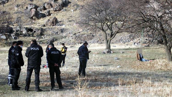 DAĞLIK ALANDA AĞACA ASILI ERKEK CESEDİ BULUNDU