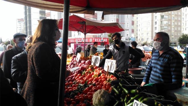 CHP YÖNETİMİ PAZAR YERLERİNİ GEZEREK VATANDAŞIN DERTLERİNİ DİNLEDİ