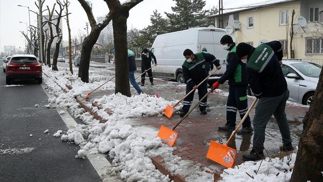 BÜYÜKŞEHİR, 16 İLÇEDE GECE BOYU KARLA MÜCADELE ETTİ