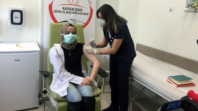 SAĞLIK ÇALIŞANLARINA COVİD-19 AŞILARI VURULMAYA BAŞLANDI