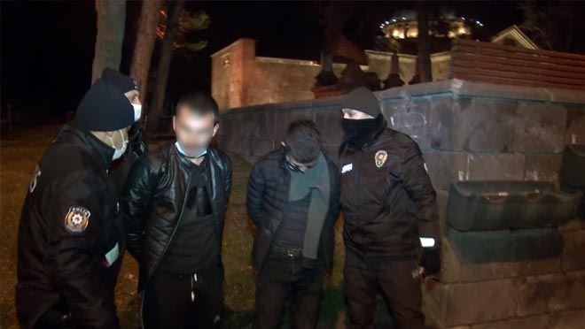 MEZARLIKTA TÜFEKLE HAVAYA ATEŞ AÇAN 2 KİŞİ YAKALANDI