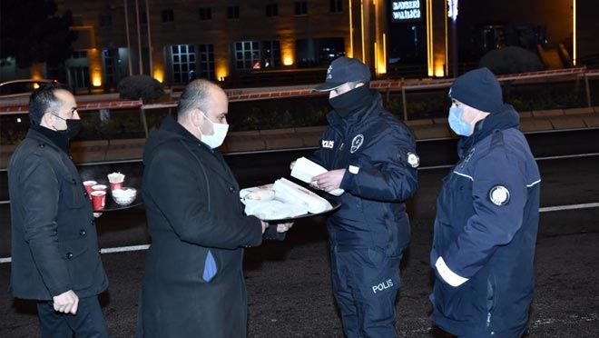 BÜYÜKŞEHİR BELEDİYESİN’DEN SOĞUK KISITLAMA GÜNÜNDE SICAK İKRAM