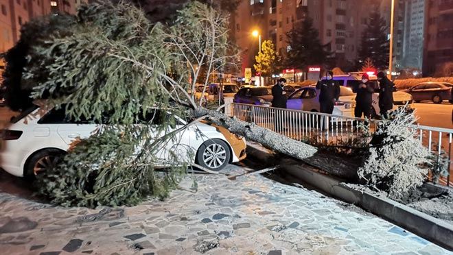 ŞİDDETLİ RÜZGÂR ÇATILARI UÇURDU,